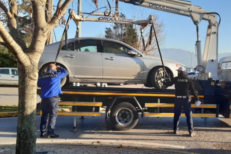 Ara&ccedil;la kaldırım işgaline ge&ccedil;it verilmiyor