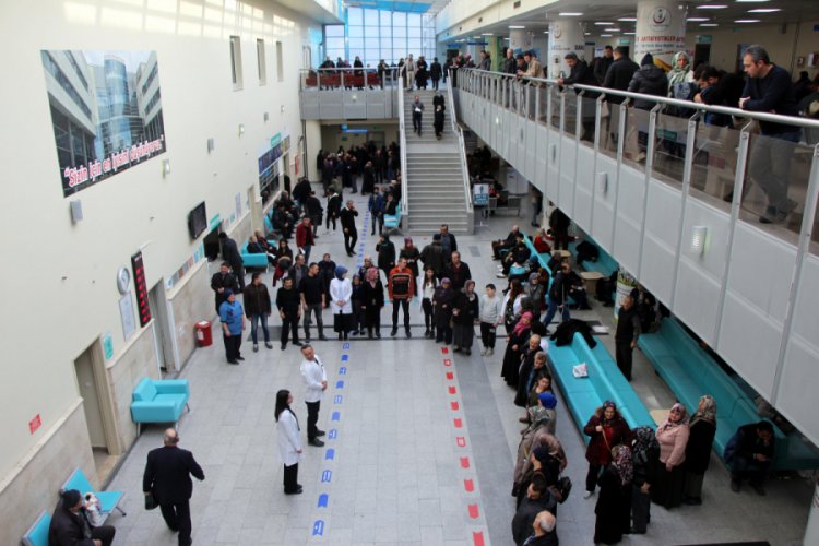 Hastalar sıra beklerken spor yapıyor