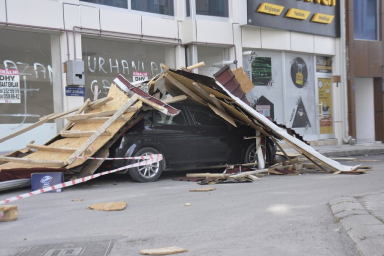 Fırtınada u&ccedil;an &ccedil;atı, otomobilin &uuml;zerine d&uuml;şt&uuml;