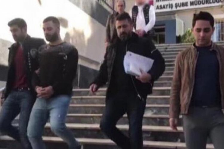 Arkadaşını sokak ortasında &ouml;ld&uuml;rd&uuml;!