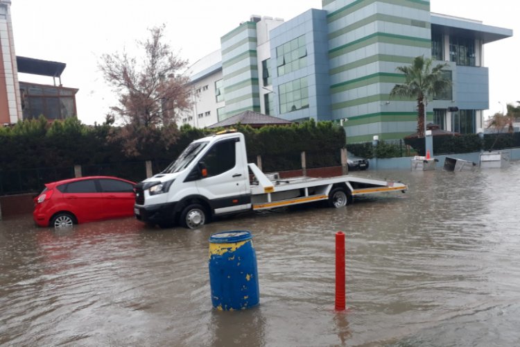 Evleri, otoparkları su bastı, ara&ccedil;lar yarıya kadar suya battı