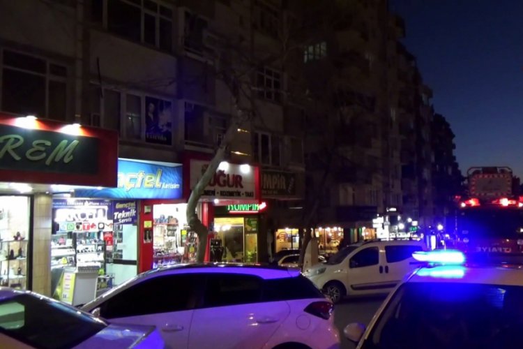 Evine gitmek i&ccedil;in yoldan ge&ccedil;en aile &ouml;l&uuml;mden d&ouml;nd&uuml;