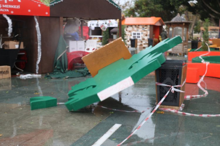 Fırtına yılbaşı festival alanını vurdu