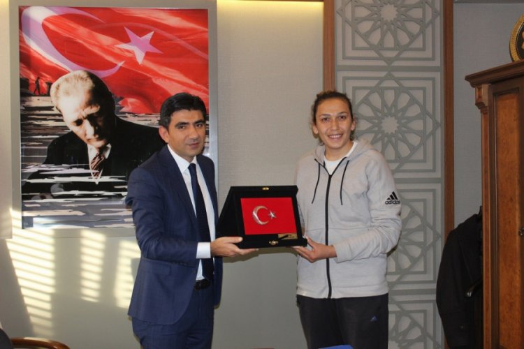 G&uuml;neri, yarı finale adını yazdırdı
