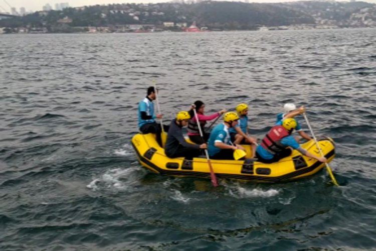 Mahsur kalan balık&ccedil;ıyı raftingciler kurtardı