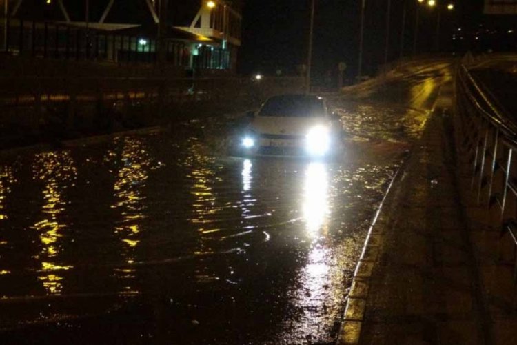 Kuşadası'nda sağanak yağış ve fırtına etkili oldu