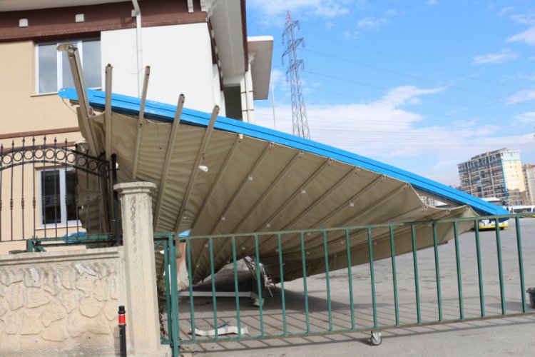 Şiddetli r&uuml;zgar d&uuml;ğ&uuml;n salonunun tentesini u&ccedil;urdu