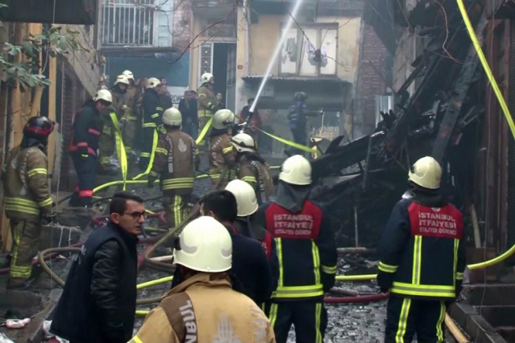 Yanan binanın bir kısmı &ccedil;&ouml;kt&uuml;