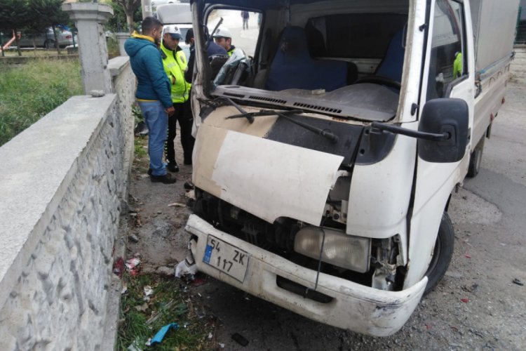 Kamyonet, yol kenarında y&uuml;r&uuml;yen &ccedil;ifte &ccedil;arptı: 1 &ouml;l&uuml;, 1 yaralı