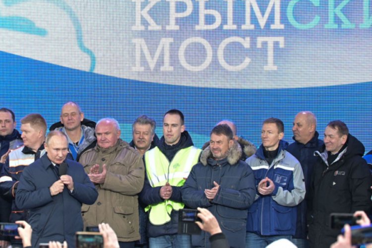 Kırım K&ouml;pr&uuml;s&uuml;'n&uuml;n demiryolu kısmı hizmete a&ccedil;ıldı