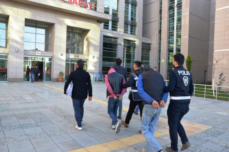 Ak&uuml; hırsızları yakalandı