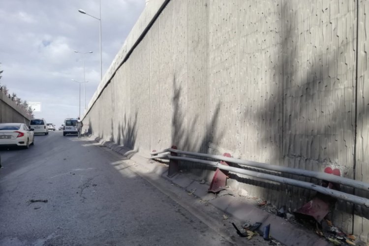 Virajı alamayan otomobil, bariyerlere &ccedil;arptı