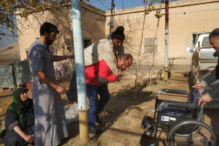 Yıllardır istediği tekerlekli sandalyeye T&uuml;rkiye sayesinde kavuştu