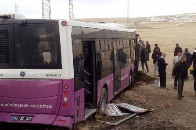 Belediye otob&uuml;s&uuml; kamyona &ccedil;arptı: 19 yaralı