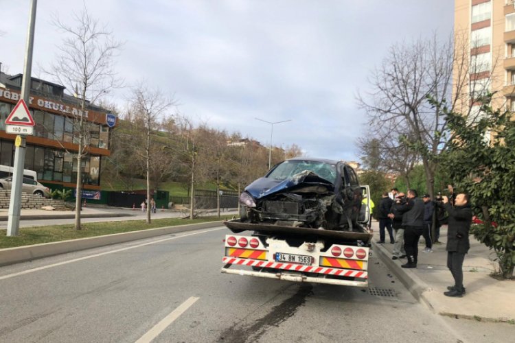 Aydınlatma direğine &ccedil;arpan ara&ccedil; takla attı