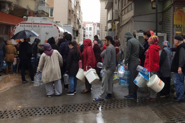 Yağmur altında 'su kuyruğu' oluştu