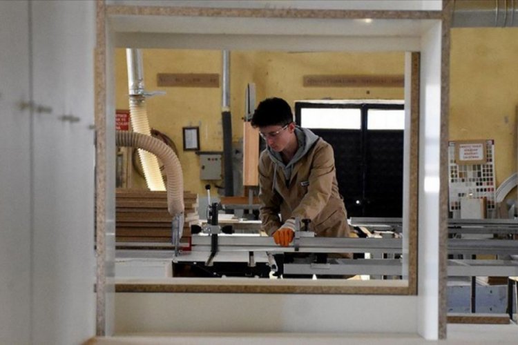 Lise &ouml;ğrencileri &uuml;lke ekonomisine katkı sağlıyor