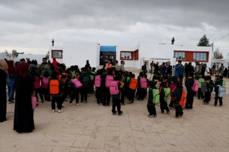 Tel Abyad'da &ouml;ğrencilere ders kitabı dağıtıldı