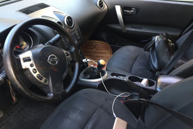 Sevgilisini otomobilde bı&ccedil;akladı
