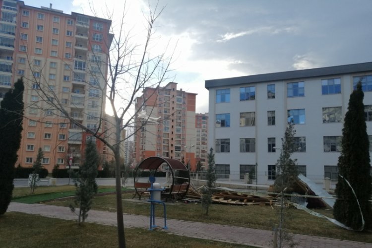 R&uuml;zgarın etkisiyle kopan &ccedil;atı, parka d&uuml;şt&uuml;