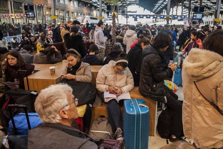 Fransa'da grevler g&uuml;nl&uuml;k hayatı zorlaştırıyor