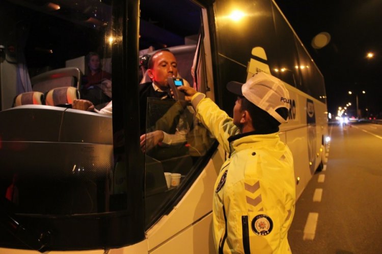 881 s&uuml;r&uuml;c&uuml;ye aşırı hız ve kırmızı ihlalinden ceza