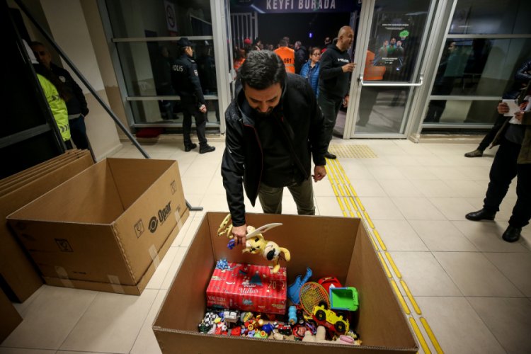 Bursa Tofaş ma&ccedil;ında getirilen oyuncaklarla kimsesiz &ccedil;ocukları sevindirdiler