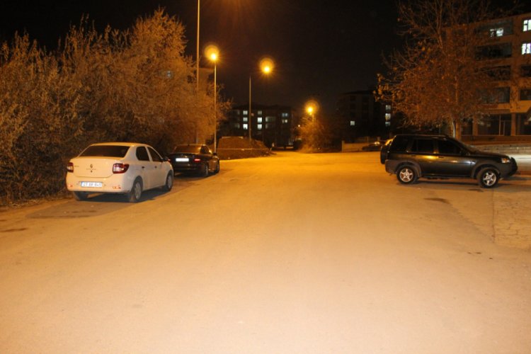 Ka&ccedil;masın diye &uuml;zerine oturup polisi bekledi