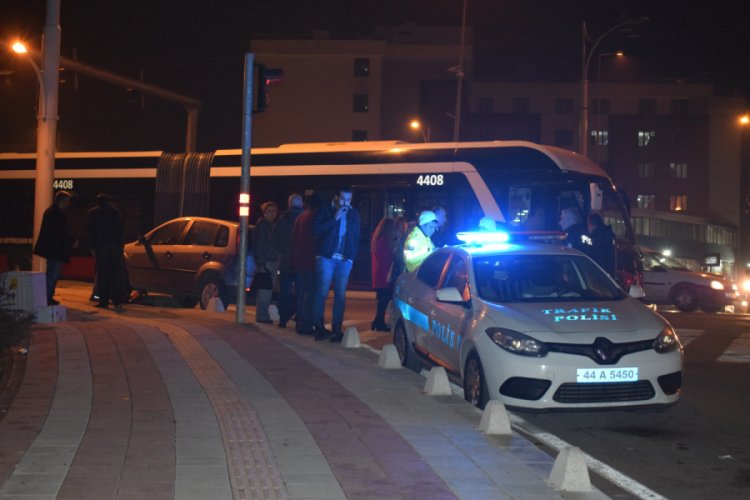 Tramb&uuml;s ile otomobil &ccedil;arpıştı
