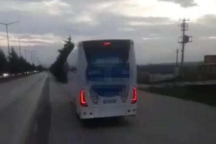 Kamyonun yolunu kesip s&uuml;r&uuml;c&uuml;y&uuml; darbetti