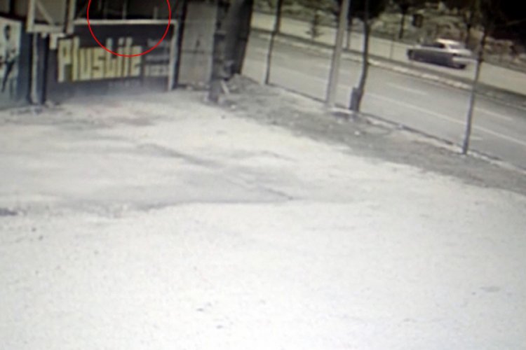 Yolda y&uuml;r&uuml;yen kişiye tahta plaka &ccedil;arptı