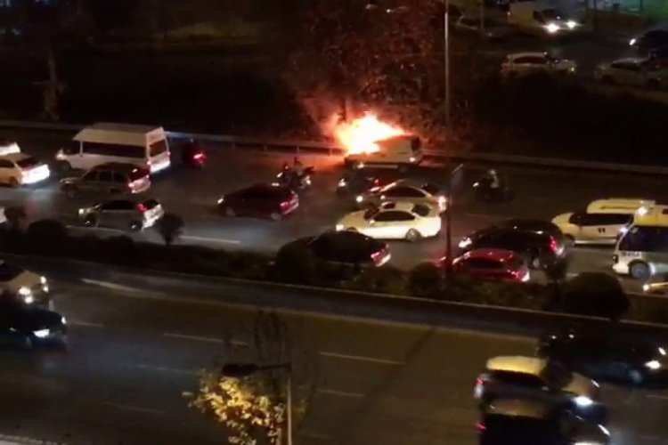 Otomobil yol ortasında alev aldı