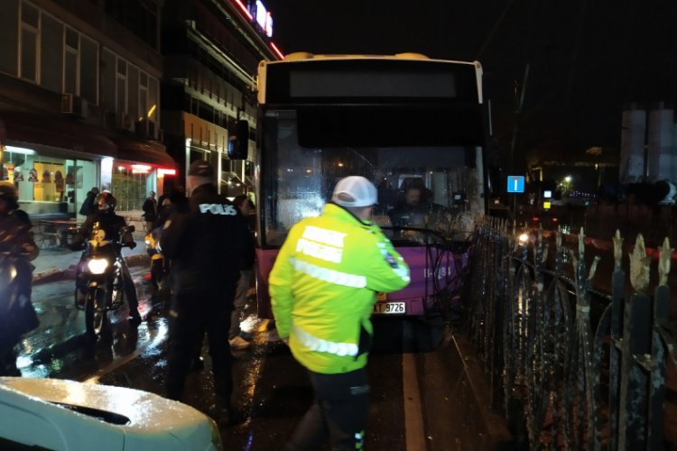 Otob&uuml;s tramvay bariyerlerine &ccedil;arptı