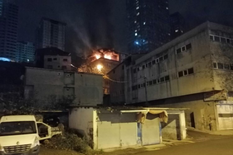 Kadık&ouml;y'de alevler geceyi aydınlattı