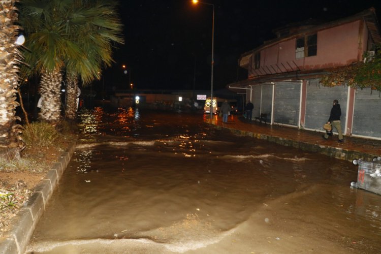 Adana'da sağanak yağış hayatı olumsuz etkiledi