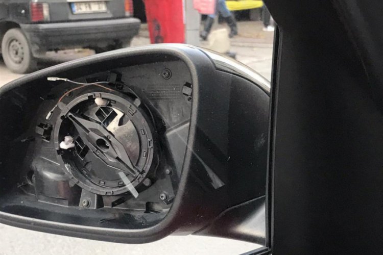 10 saniyede l&uuml;ks aracın dikiz aynalarını &ccedil;aldı
