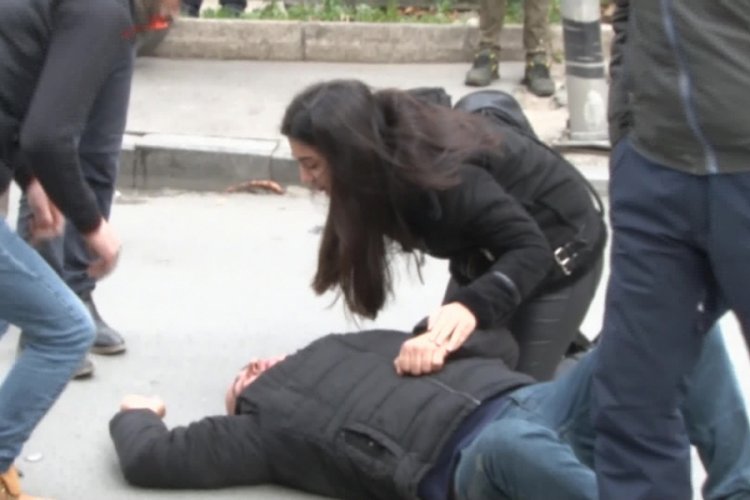 Bir kadın, kaza yapan motosikletlinin yardımına koştu