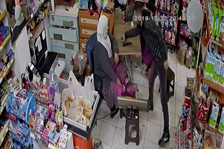 Yaşlı kadının telefonunu kapıp ka&ccedil;tı