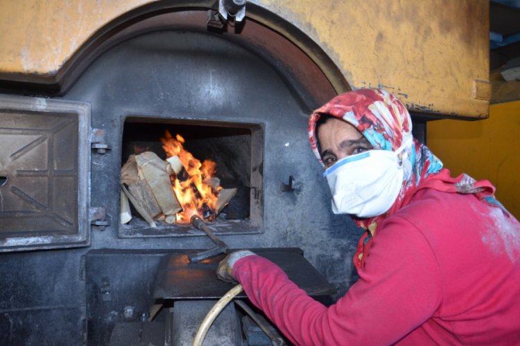 Kalorifer ateş&ccedil;isi kadın herkese &ouml;rnek oluyor
