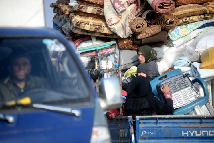 T&uuml;rkiye sınırına 120 bin Suriyeli akın etti