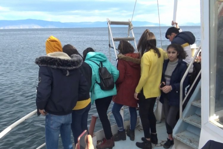 Bursa'da &ouml;ks&uuml;z ve yetim &ccedil;ocuklardan denizin ortasında İstiklal Marşı yarışması