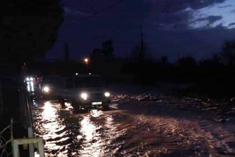 Şiddetli yağış nedeniyle dere taştı, yol kapandı