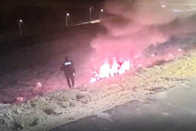 Polisler alevlerin arasına girerek s&uuml;r&uuml;c&uuml;y&uuml; kurtardı