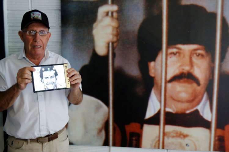 Pablo Escobar'ın kardeşi tarafından &uuml;retilen katlanabilir telefondan yeni fotoğraf