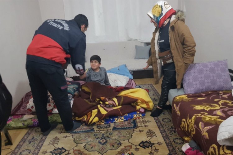 Uyuyakalan &ccedil;ocuk itfaiyeyi alarma ge&ccedil;irdi