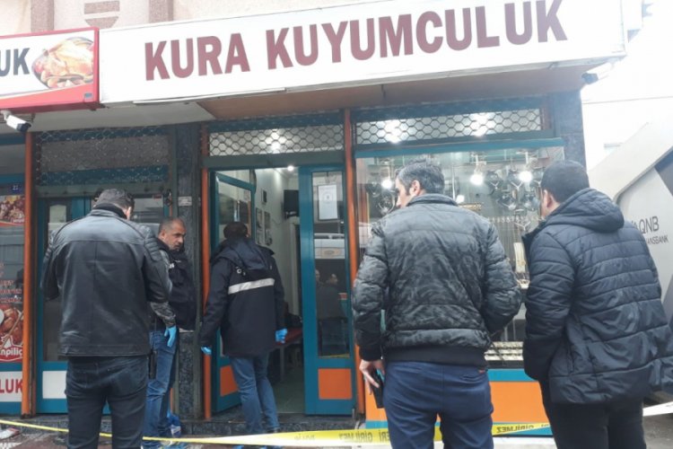 Soyguncular altınları alıp ka&ccedil;arken iki kişiyi yaraladı