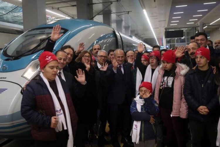Cahit Turhan, &ouml;zel gereksinimli bireyleri YHT ile uğurladı