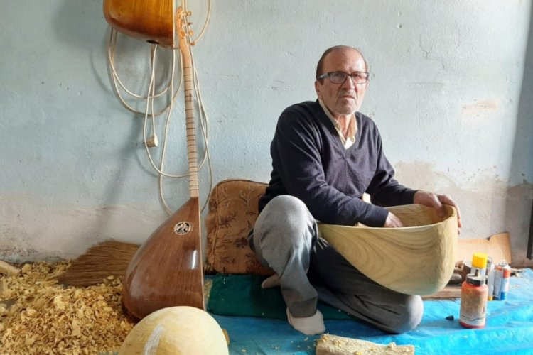 Dut ağacı k&uuml;t&uuml;klerini saza d&ouml;n&uuml;şt&uuml;r&uuml;yor