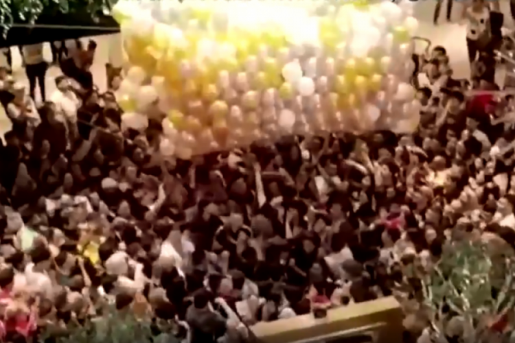 Avustralya'da AVM'de 'hediyeli balon' izdihamı: Yaralılar var