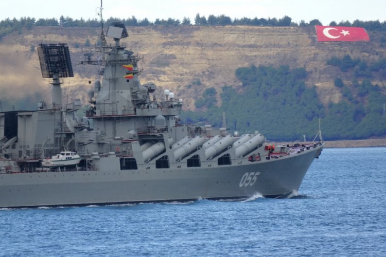 F&uuml;ze kruvaz&ouml;r&uuml; Mareşal Ustinov, &Ccedil;anakkale Boğazı'ndan ge&ccedil;ti